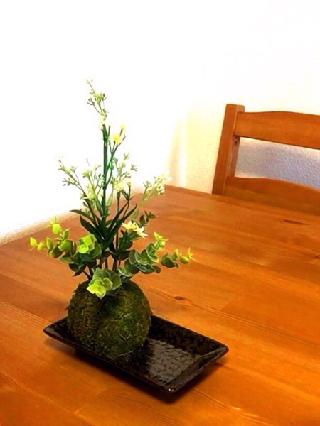100均 ダイソー でdiy フェイクグリーンの苔玉で和風のフラワーアレンジの簡単な作り方をご紹介 造花 フェイクグリーンの配達とレンタル 神戸kaen カエン
