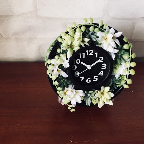100均 ダイソー の造花と時計で作る簡単フラワーアレンジメント 多肉植物をオシャレに配置した時計インテリアの作り方を動画で紹介 手作り雑貨のセレクトショップ明石kaen